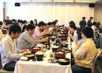 下写真：2008年度互助会の様子（彦根日帰り旅行）