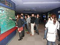 下写真：2012年度互助会の様子（水族園貸し切り　水槽前ディナー＆マグロ解体ショー）