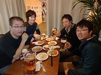 下写真：2013年度互助会の様子（大阪城宝探しゲーム＆ディナー）
